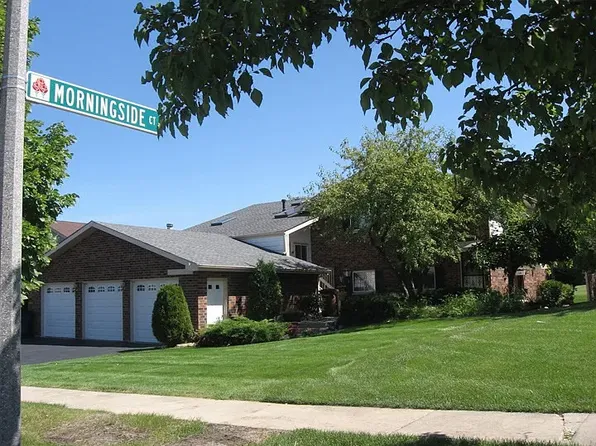 27 Morningside Dr, Roselle, IL 60172