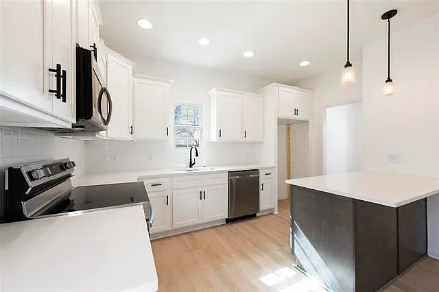 3216 S Oak St — Photo 3