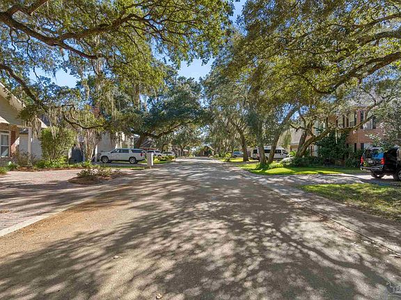 4th image of 4 Plantation Oaks Dr