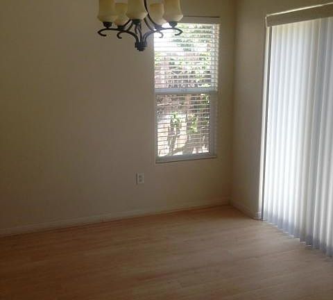Dining room w/slider to the back