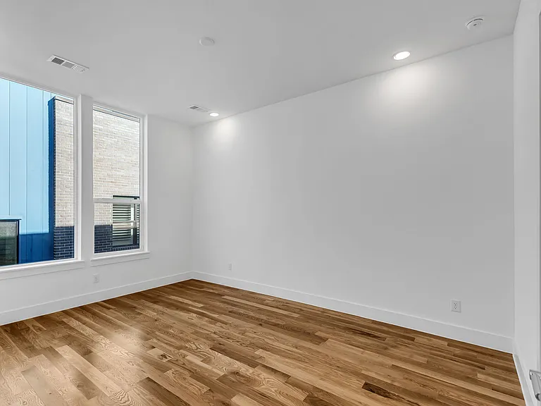 426 W 9th St #108 — Photo 20
