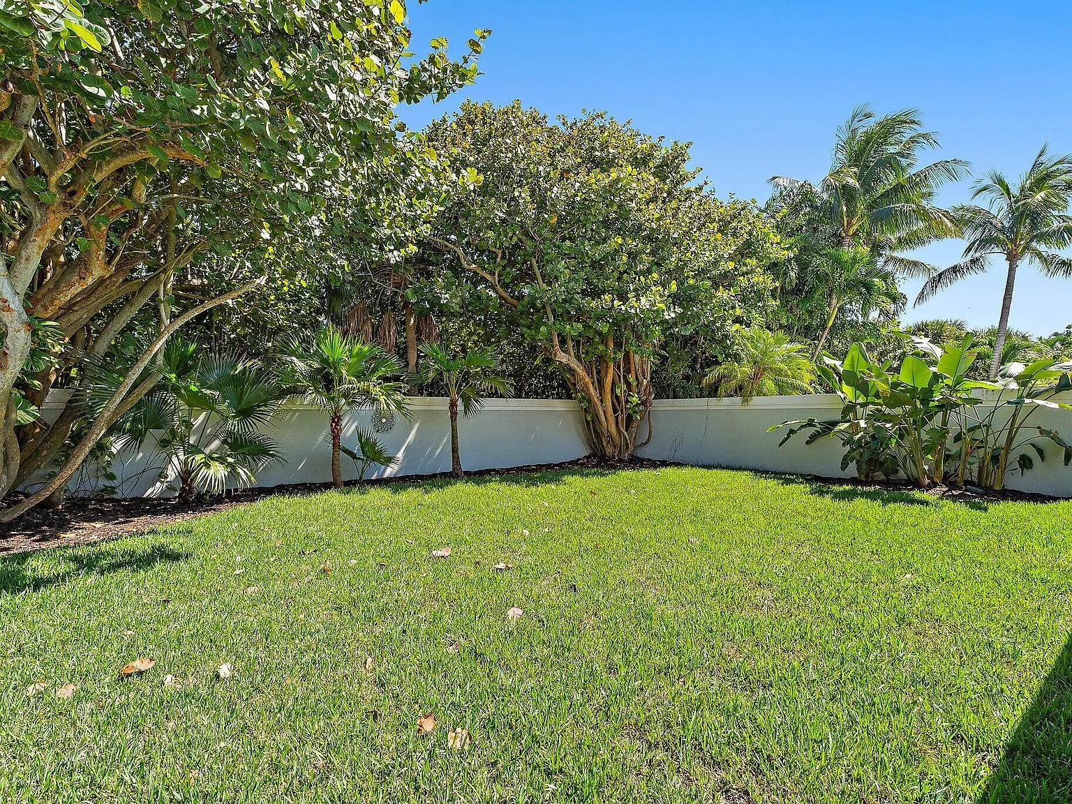 3 bed, 2.0 bath, 1889 sqft, $7,000 — Photo 4
