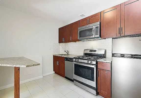 3rd image of 202 E 110th St #5D