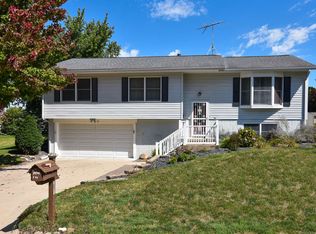 301 Hampton Dr, Williamsburg, IA 52361