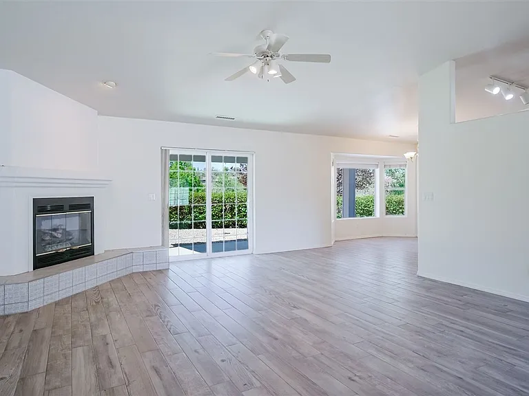 379 Badger Ct — Photo 9