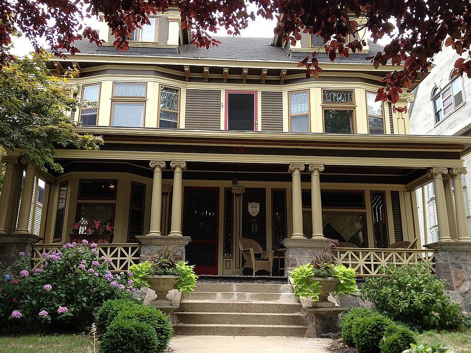 1st image of 559 College Ave SE