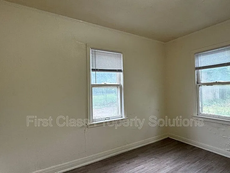 1904 NE 25th St — Photo 16