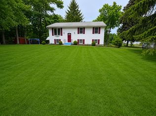 8 Tulip Ter, Clifton Park, NY 12065