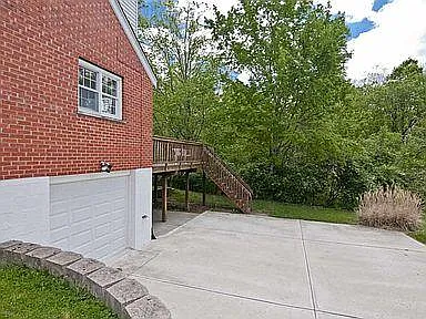517 Greenlawn Dr — Photo 2