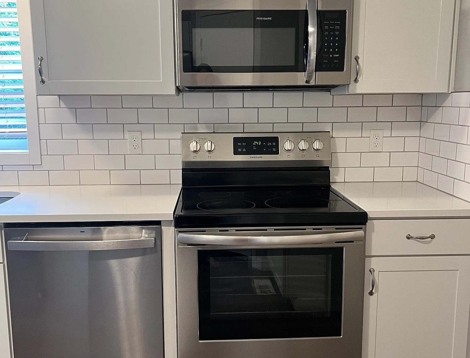 900 NW Peacock Ln — Photo 3