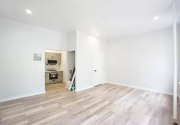3rd image of 160 W 130th St