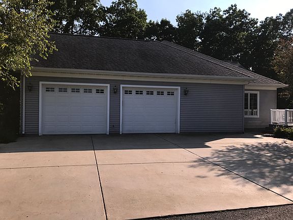 Extra Large Garage/Parking