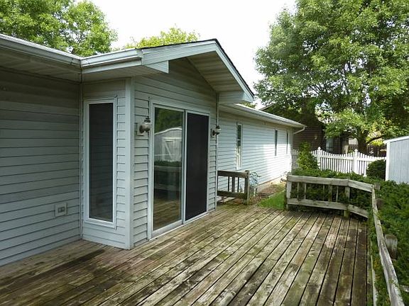 Private deck for entertai