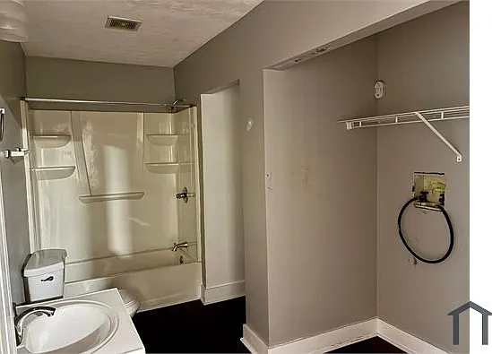 2729 W Market St — Photo 12
