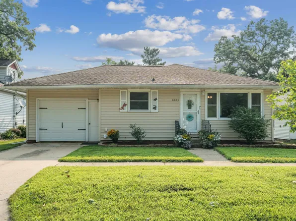 1003 New St, Manchester, IA 52057