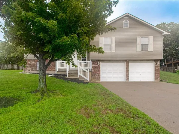 3207 Steel Wheel Dr, Harrisonville, MO 64701