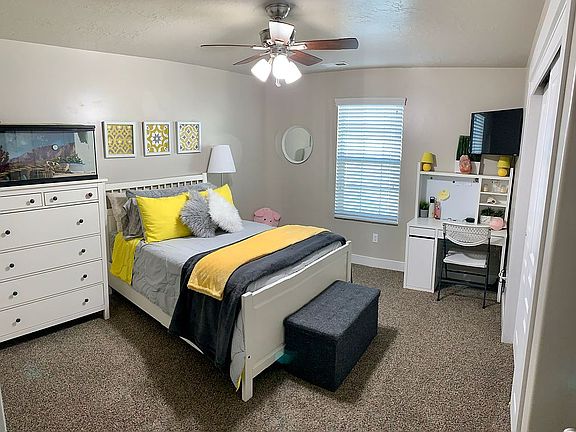 3rd image of 1628 N Venetian Way