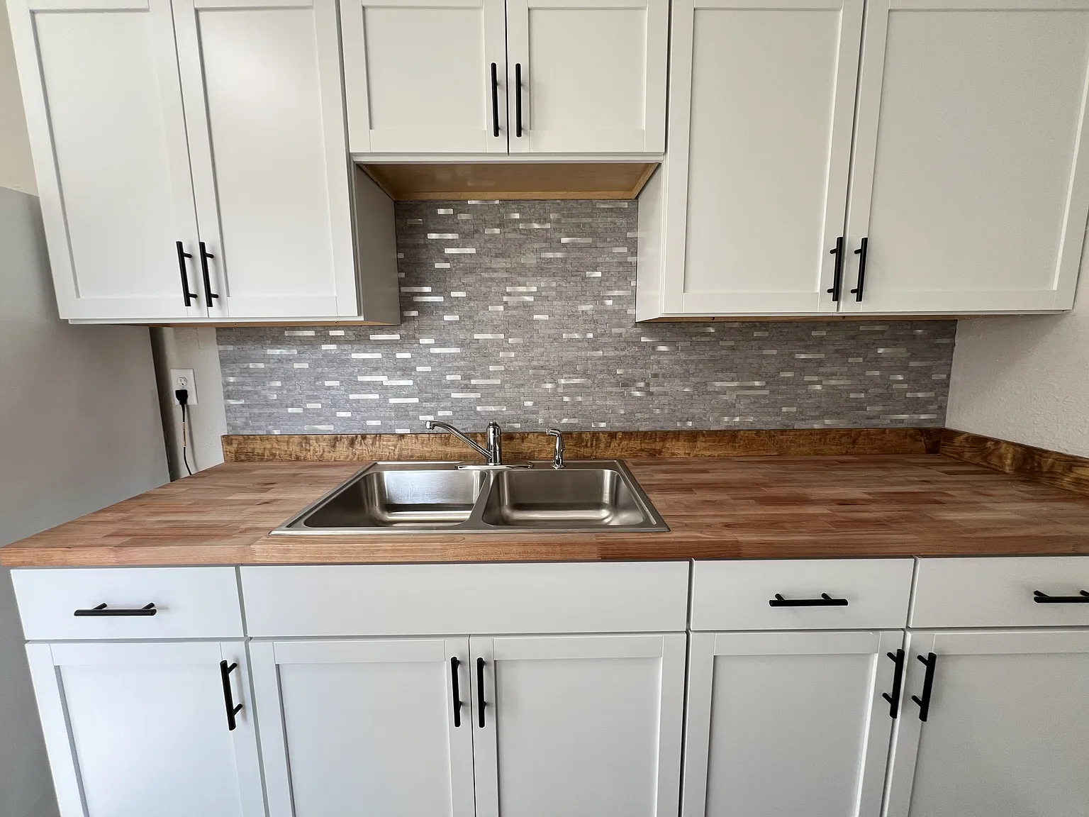 1008/1010 Rhomberg Avenue - 1/2 — Photo 2