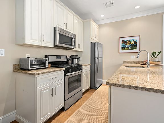 4th image of 20 Englewood Ave APT 102