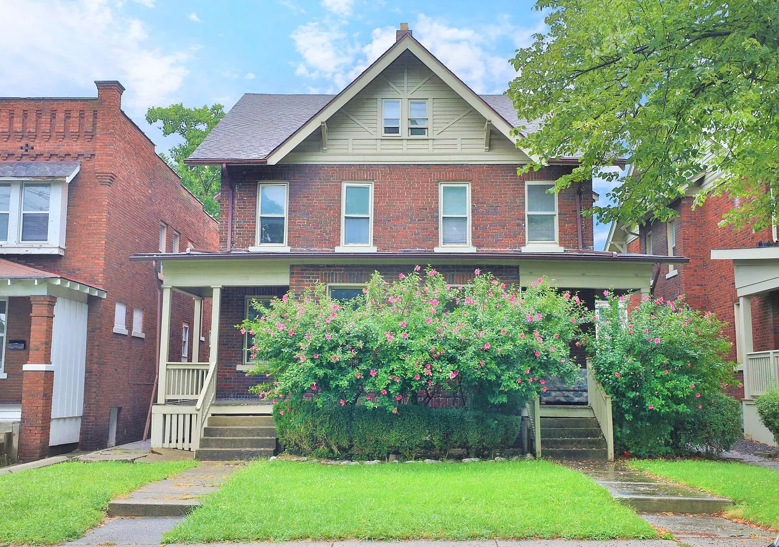 Central Campus - Newly renovated 4 Bedroom 2 Bathroom House — Photo 3