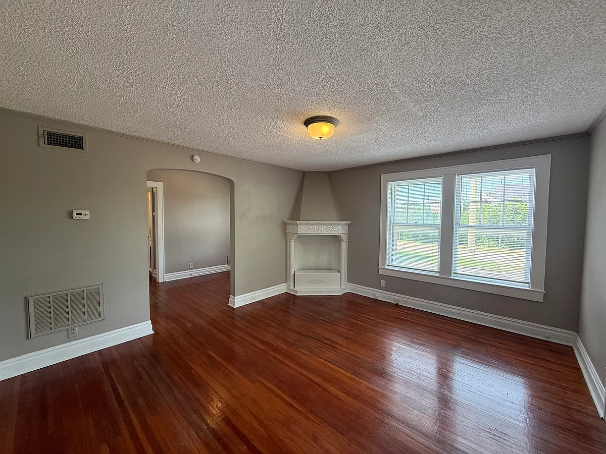 Building Photo - 1308 S Carthage Ave #4