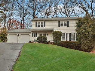 7 Holly Ln, Valhalla, NY 10595