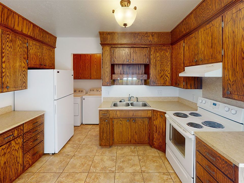 131-E-Interstate-Ave-Kitchen