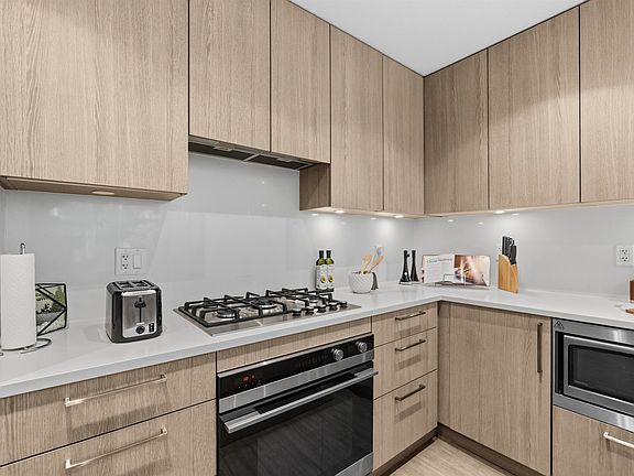 4th image of 747 E 3rd St #113