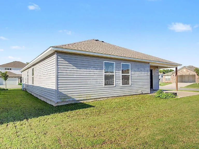 946 E Sparrow Cir — Photo 23