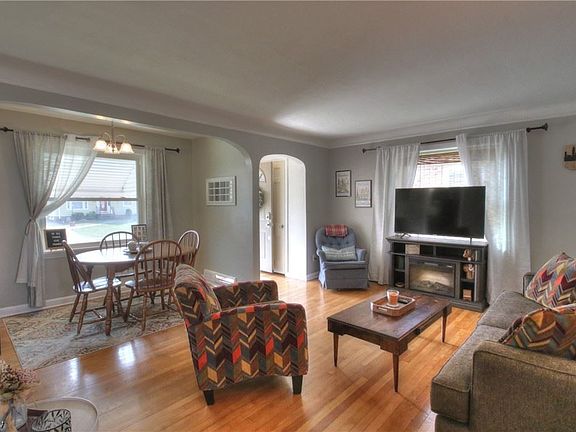 3rd image of 9308 Beech Ave