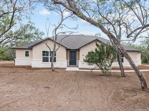 121 Sylas Hayes Loop, Pleasanton, TX 78064