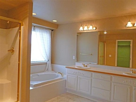 4th image of 256 Englewood Dr