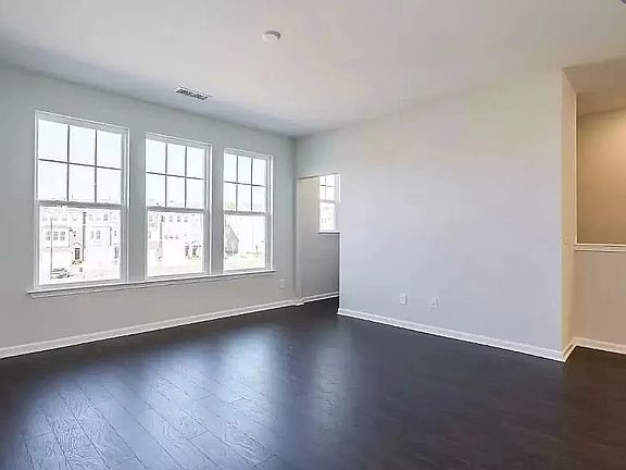 5th image of 1009 Commack Dr