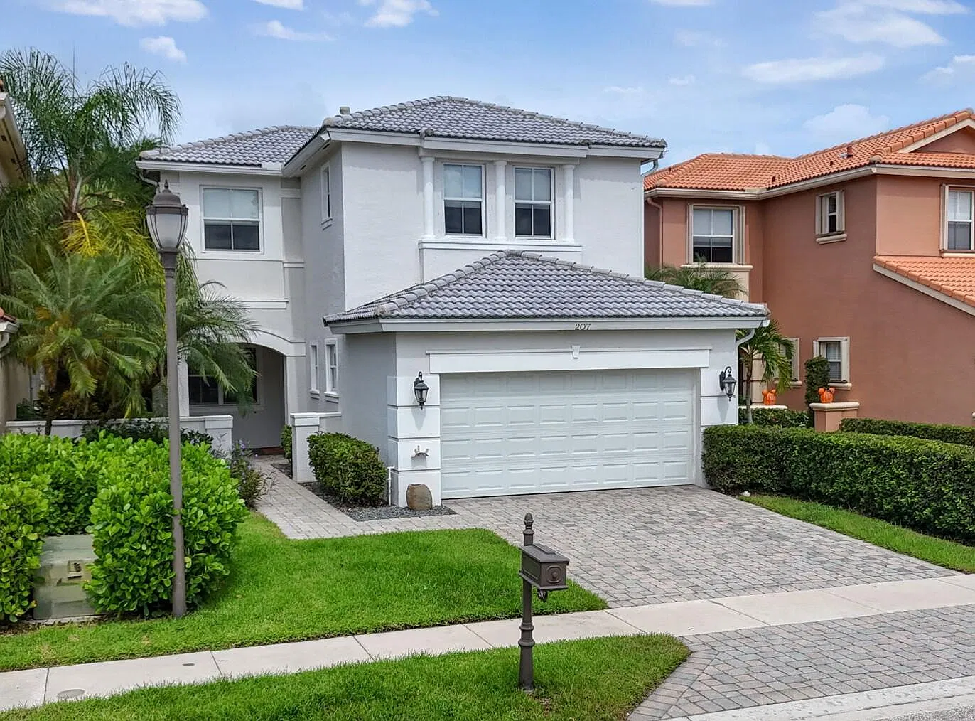 4 bed, 2.5 bath, 2344 sqft, $6,000 — Photo 2