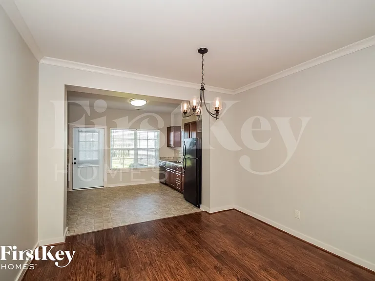 810 Hawthorn Ln — Photo 4