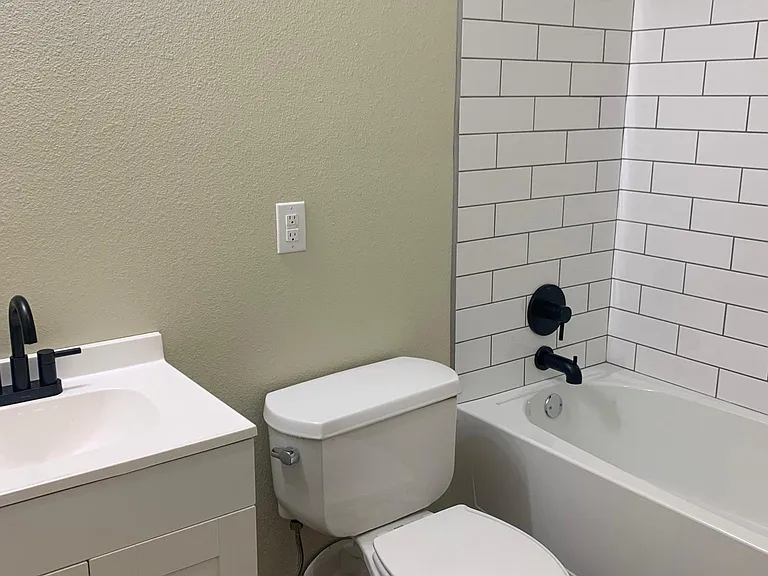 605 E Houston St #1 — Photo 4