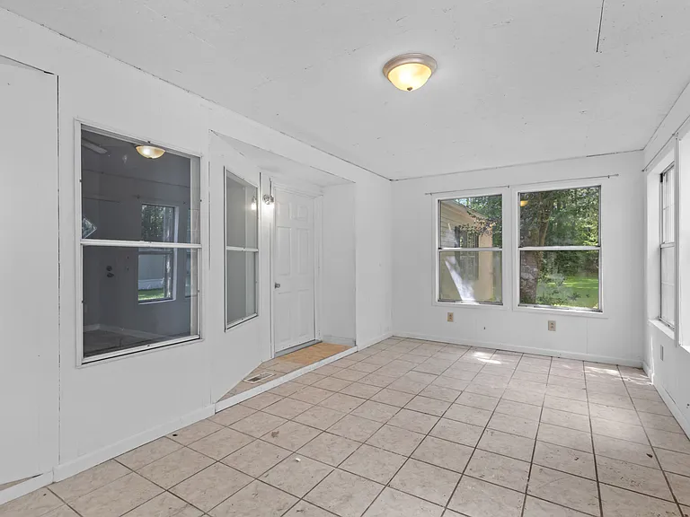 1133 Pickett Rd — Photo 9