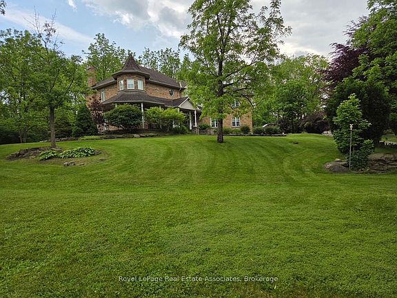 3rd image of 86 Ridge Rd E