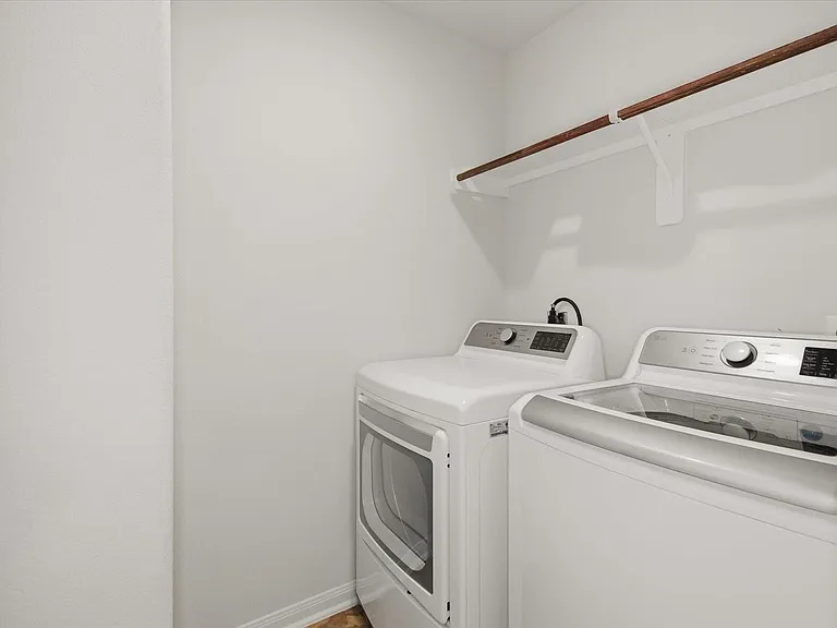 1228 Haverford Ln — Photo 32