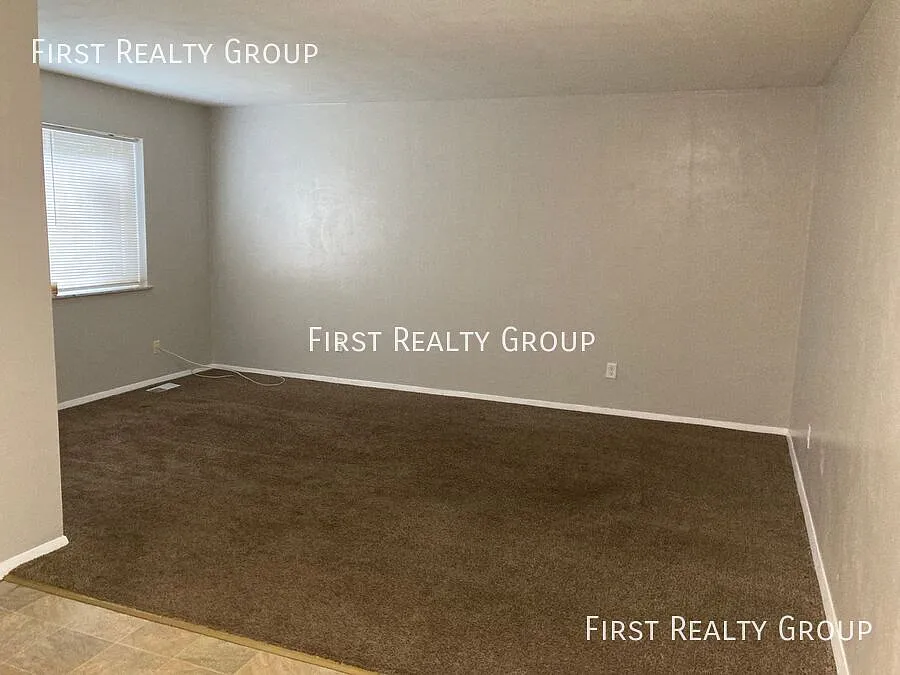 1 Bedroom, 1 Bath Garden Walk-Up Apartment. Move in Ready! — Photo 4
