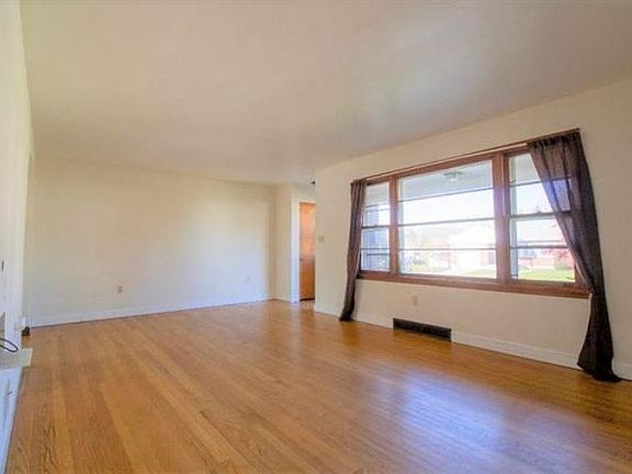 3rd image of 842 Rockland St