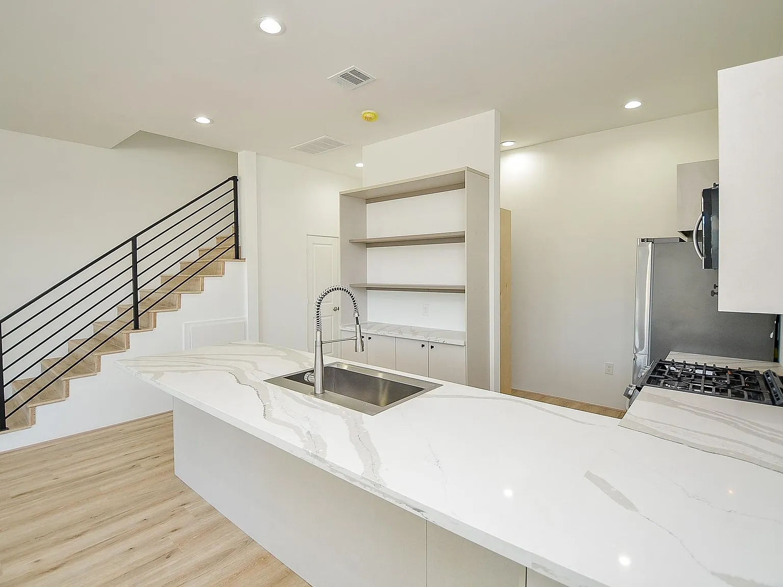 4 bed, 3.5 bath, 2802 sqft, $2,500 — Photo 4