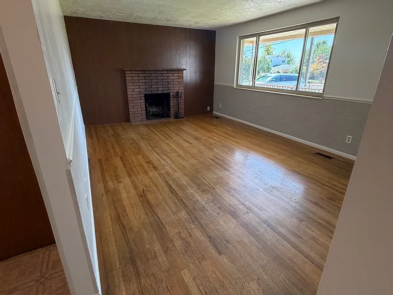936 Church St — Photo 5
