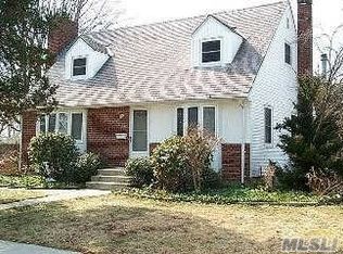 82 Orchard St, Plainview, NY 11803