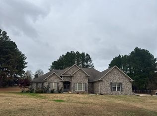 240 Whitney Dr, Grenada, MS 38901