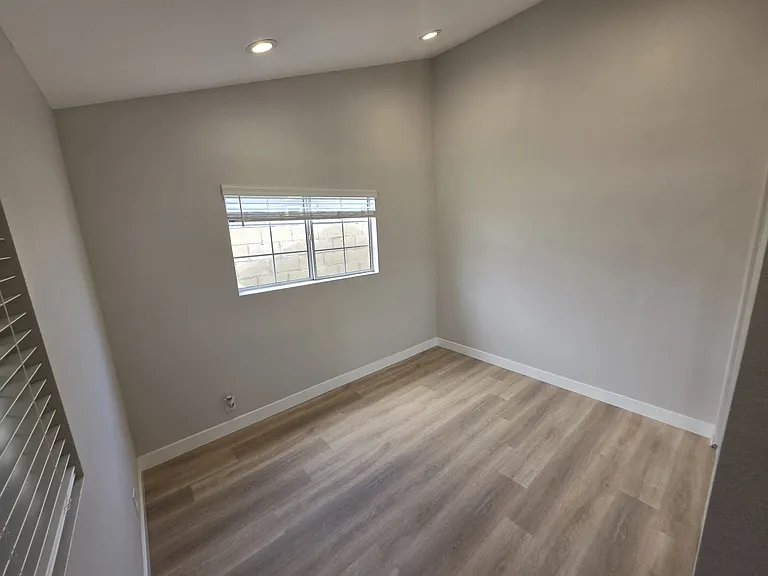 10303 Arminta St — Photo 28