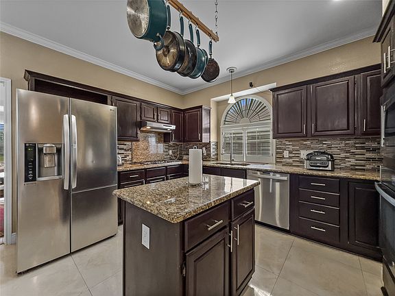 5th image of 2317 Wellesly Rd