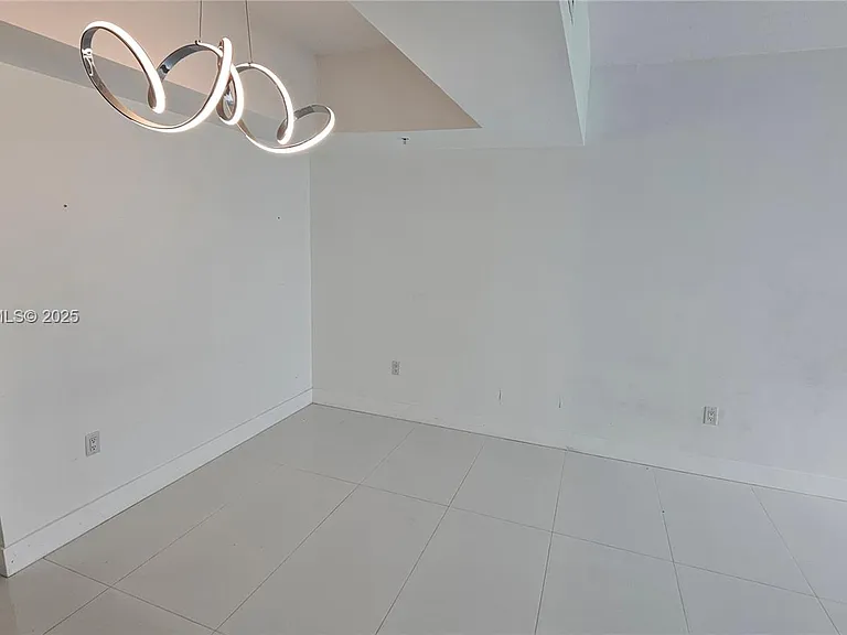 1861 NW North River Dr #11 — Photo 9