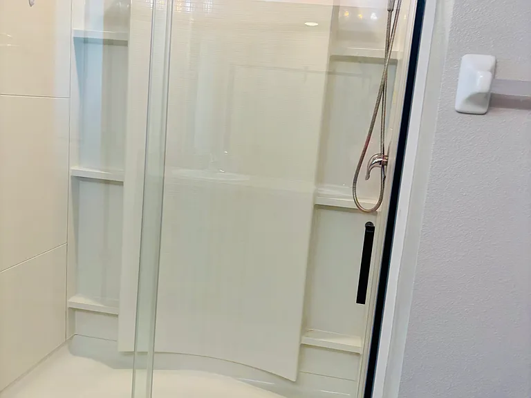 Master bed shower
