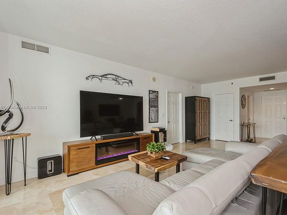 5th image of 1819 SE 17th St APT 702